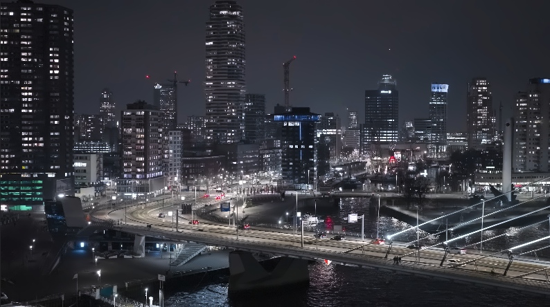 Dronefoto van Rotterdam in de nacht, gevlogen buiten de daglichtperiode