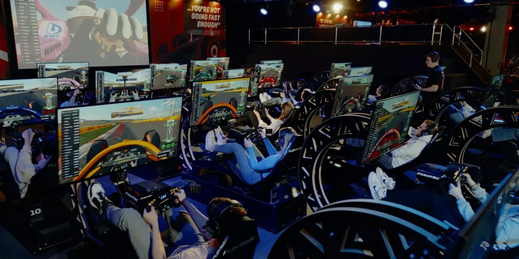 Video still van een sim racing event met simulatoren