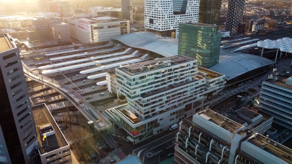 Utrecht Centraal met de Moreelsebrug en het stationsgebied, dronefoto
