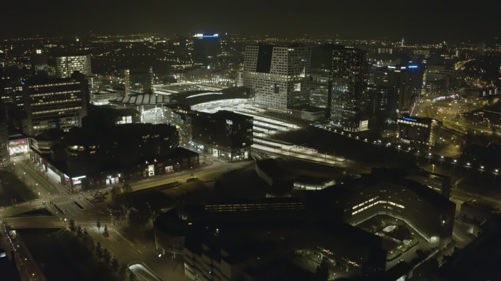 Dronefoto van Utrecht Centraal in de nacht