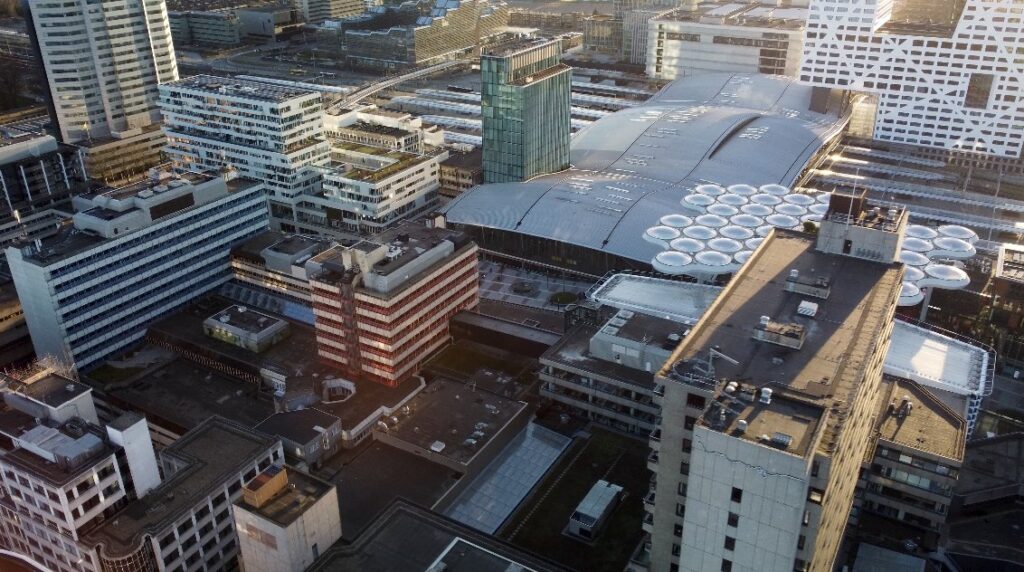 Dronefoto van Utrecht Centraal met de stationskap en het Stadskantoor