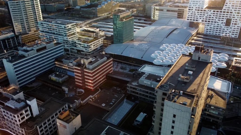 Stationshal van Utrecht Centraal en het Stadskantoor, dronefoto