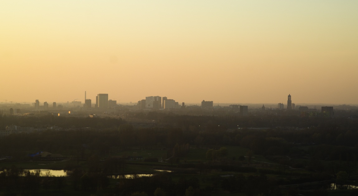 Dronefoto van de skyline van Utrecht met de Domtoren bij zonsondergang