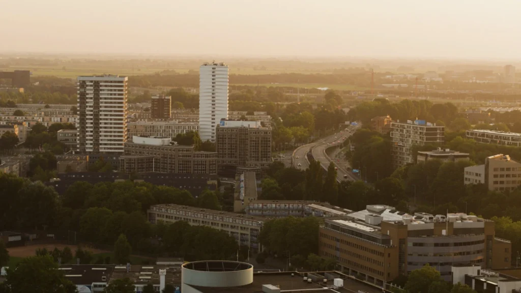 Skyline van Utrecht bij zonsondergang, drone luchtfoto