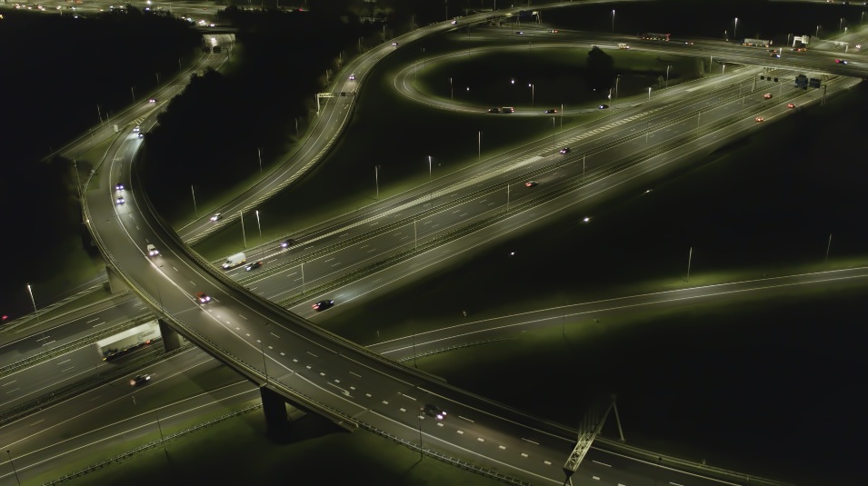 Dronefoto van een snelwegknooppunt bij Utrecht in de nacht