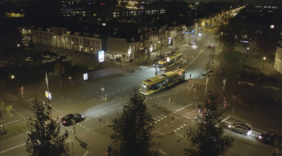 Dronefoto van trams op een kruispunt in Utrecht in de nacht