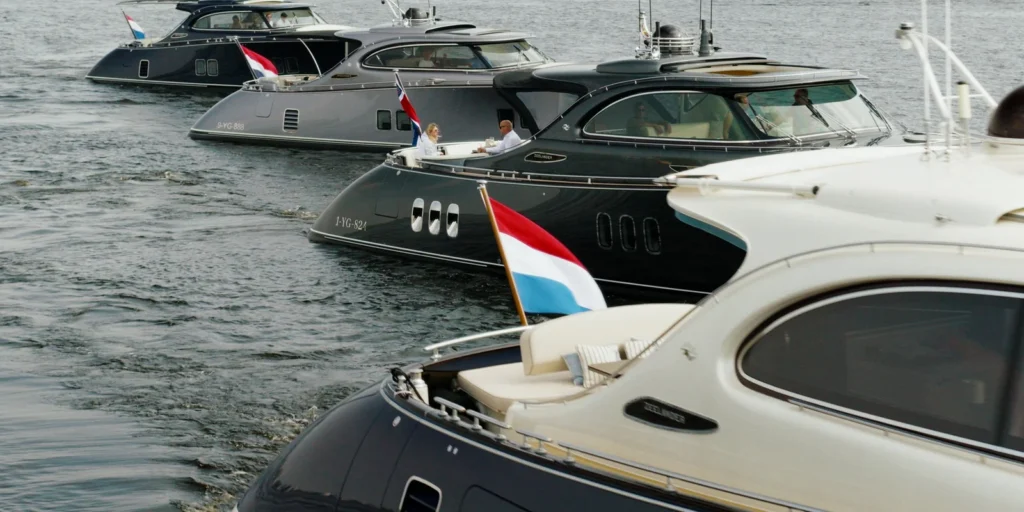 Dronefoto van een formatie Zeelander-jachten op het water